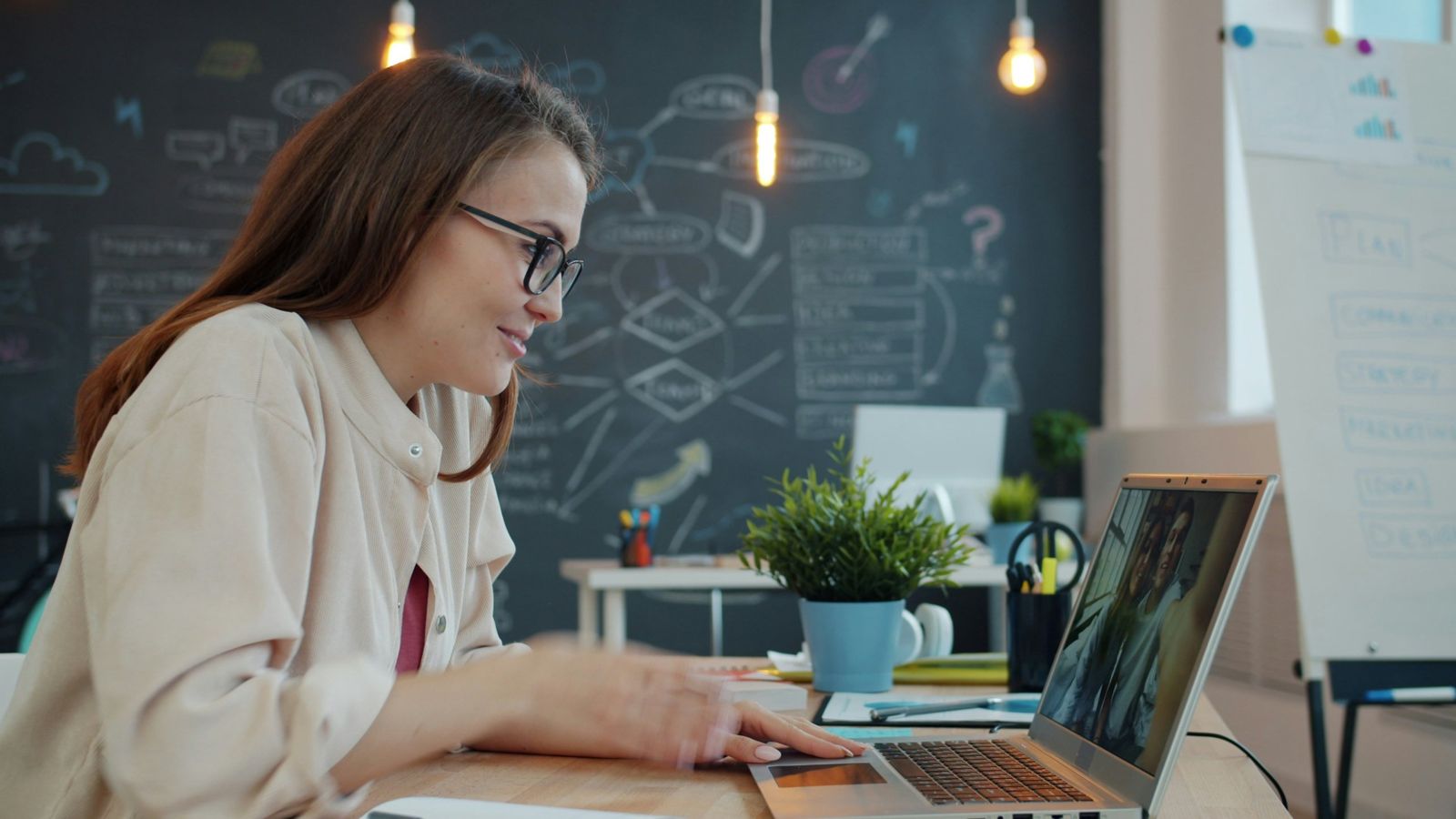 Frau am Laptop in einem Videogespräch