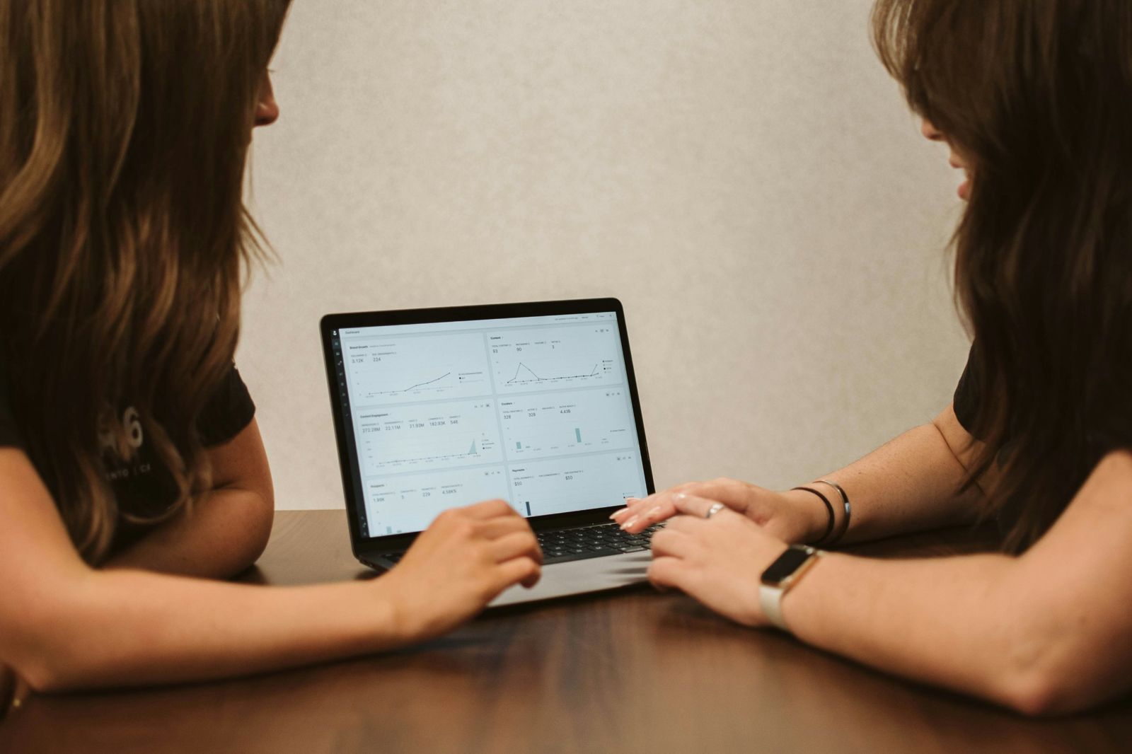Zwei Frauen arbeiten an Laptops